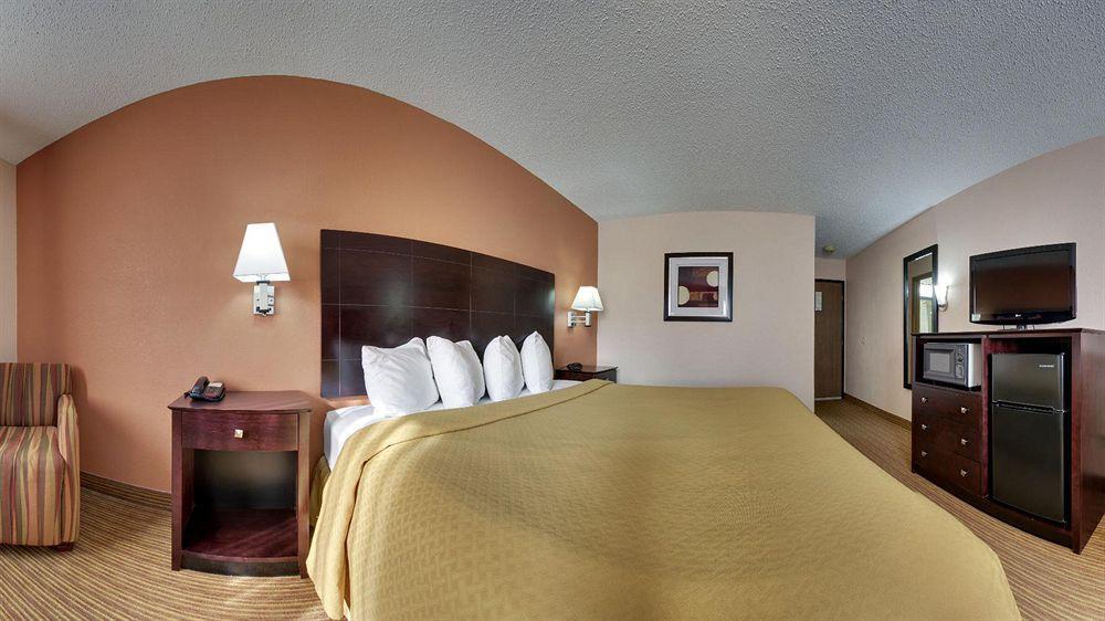 Quality Inn & Suites Ottumwa North Exterior photo